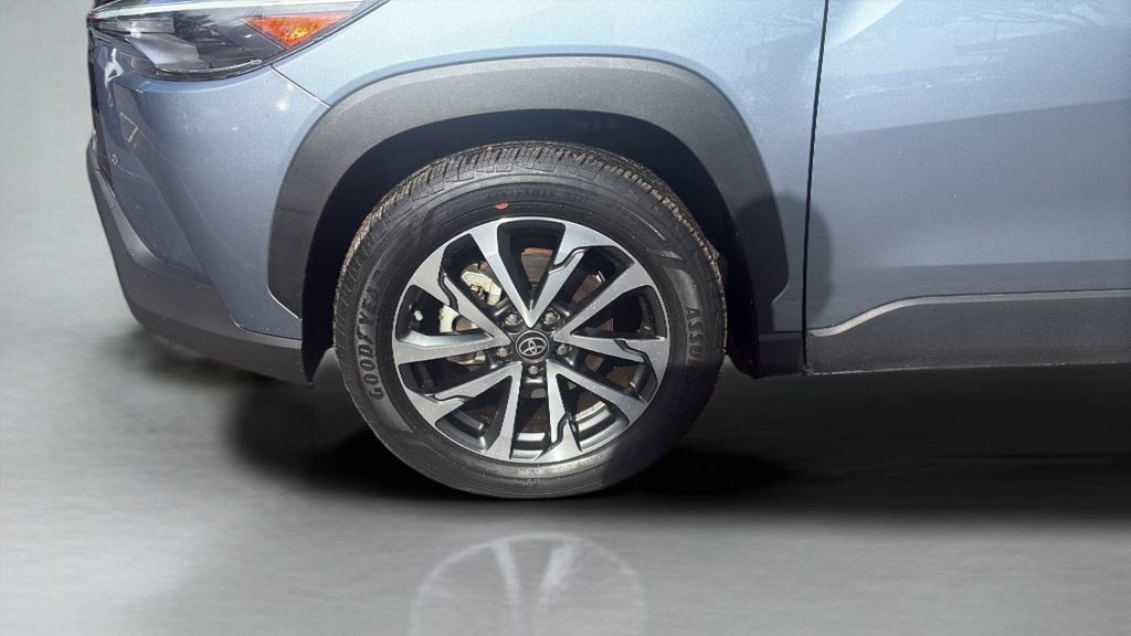 Used 2023 Toyota Corolla Cross XLE w/ Convenience Package FWD image 11