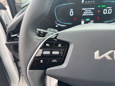 Used 2023 Kia Niro EX image 16