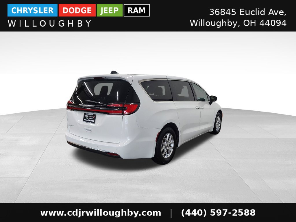 Used 2023 Chrysler Pacifica Touring-L FWD image 9