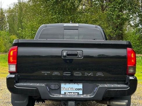 Used 2017 Toyota Tacoma TRD Off-Road AWD/4WD image 6