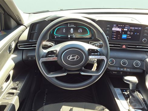 Certified 2025 Hyundai Elantra SE FWD image 17