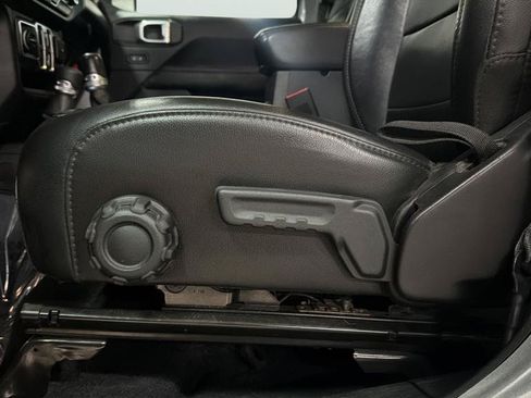 Used 2019 Jeep Wrangler Unlimited Sahara AWD/4WD image 15
