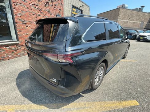 Used 2024 Toyota Sienna LE AWD/4WD image 3
