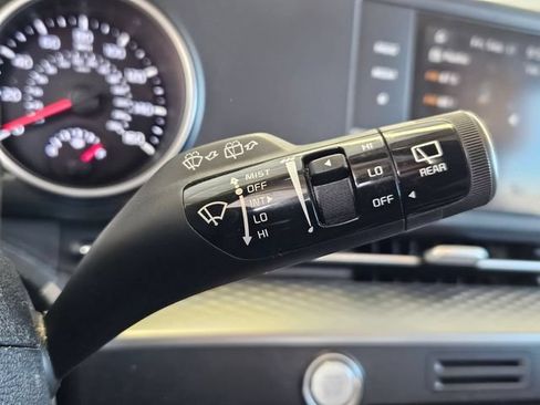 Used 2022 Kia Carnival LX FWD image 12