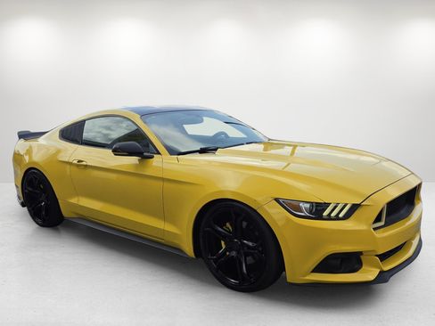 Used 2017 Ford Mustang Coupe RWD image 3