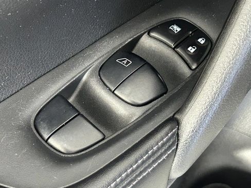 Used 2018 Nissan Rogue SV AWD/4WD image 30