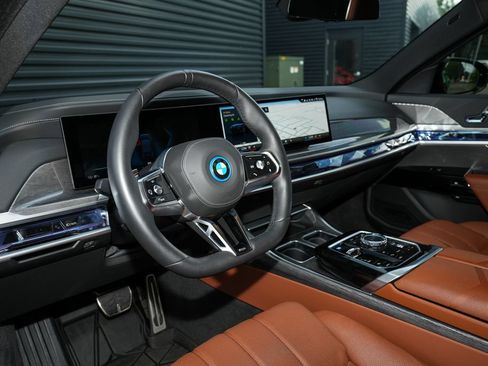 Used 2025 BMW i7 xDrive60 AWD/4WD image 4