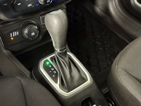 Used 2020 Jeep Renegade Latitude w/ Cold Weather Group AWD/4WD image 28