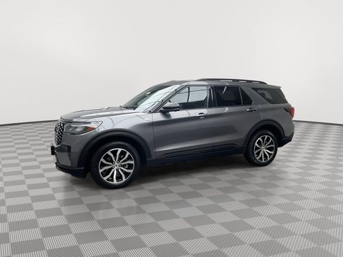 Certified 2025 Ford Explorer ST-Line AWD/4WD image 39