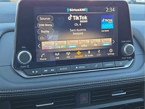 Used 2025 Nissan Rogue SV w/ SV Premium Package image 28