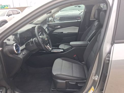 Used 2025 Chevrolet Trax LT w/ LT Convenience Package FWD image 4