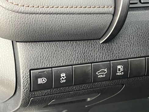 Used 2020 Toyota Camry XLE image 11