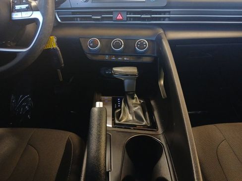 Used 2024 Hyundai Elantra SE FWD image 11