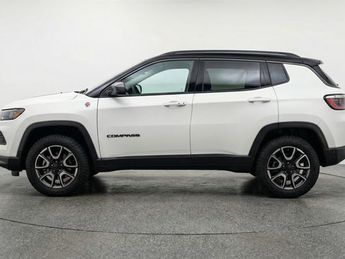Used 2025 Jeep Compass Trailhawk AWD/4WD image 5