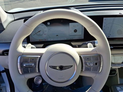 Used 2025 Genesis GV60 RWD image 16