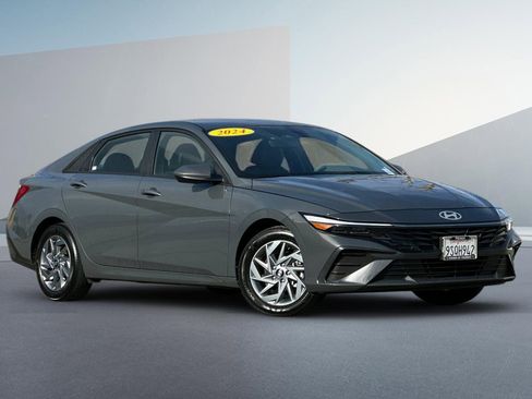 Used 2024 Hyundai Elantra SEL image 2