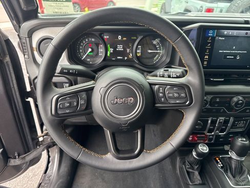 Used 2024 Jeep Wrangler Unlimited AWD/4WD image 15