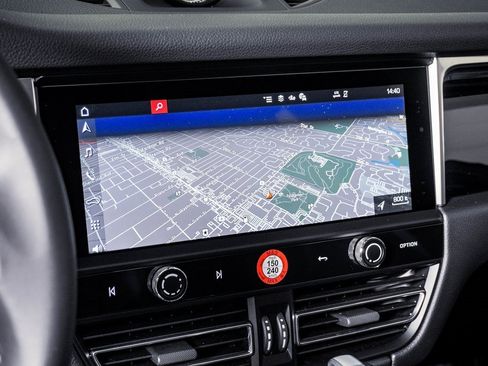 Certified 2025 Porsche Macan image 21