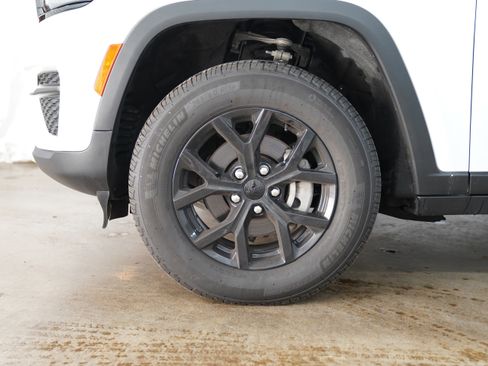 Used 2025 Jeep Grand Cherokee Altitude image 15