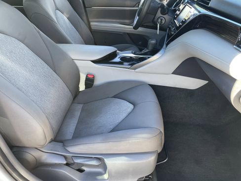 Used 2018 Toyota Camry LE image 9