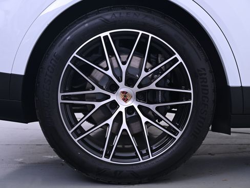 Certified 2025 Porsche Cayenne image 17