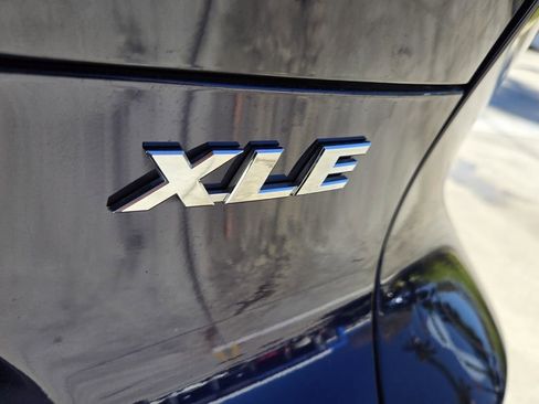 Used 2024 Toyota Venza XLE image 14