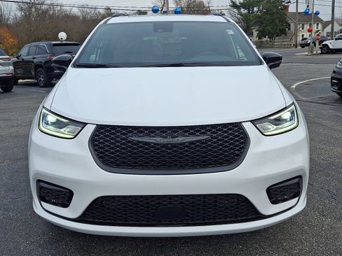 New 2026 Chrysler Pacifica Limited w/ Uconnect Theater Family Group image 2