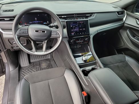 Used 2024 Jeep Grand Cherokee L Altitude image 15