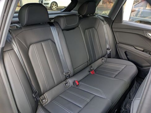 Used 2024 Audi Q4 e-tron Prestige image 28