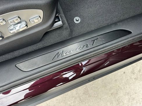 Certified 2025 Porsche Macan Turbo image 40
