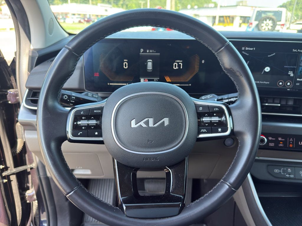 Used 2025 Kia Carnival FWD image 17