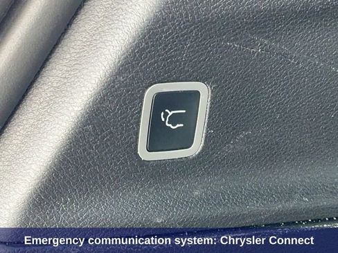 Used 2025 Chrysler Pacifica Limited image 23