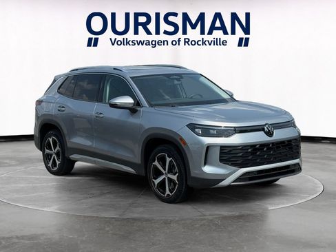 Used 2025 Volkswagen Tiguan SE AWD/4WD image 1