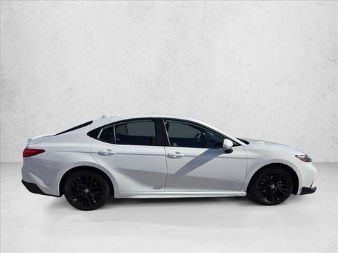 Used 2025 Toyota Camry SE image 4