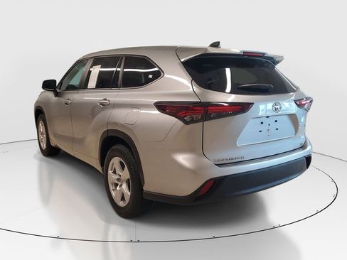 Used 2024 Toyota Highlander LE image 5