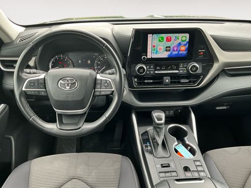 Used 2024 Toyota Highlander LE AWD/4WD image 12