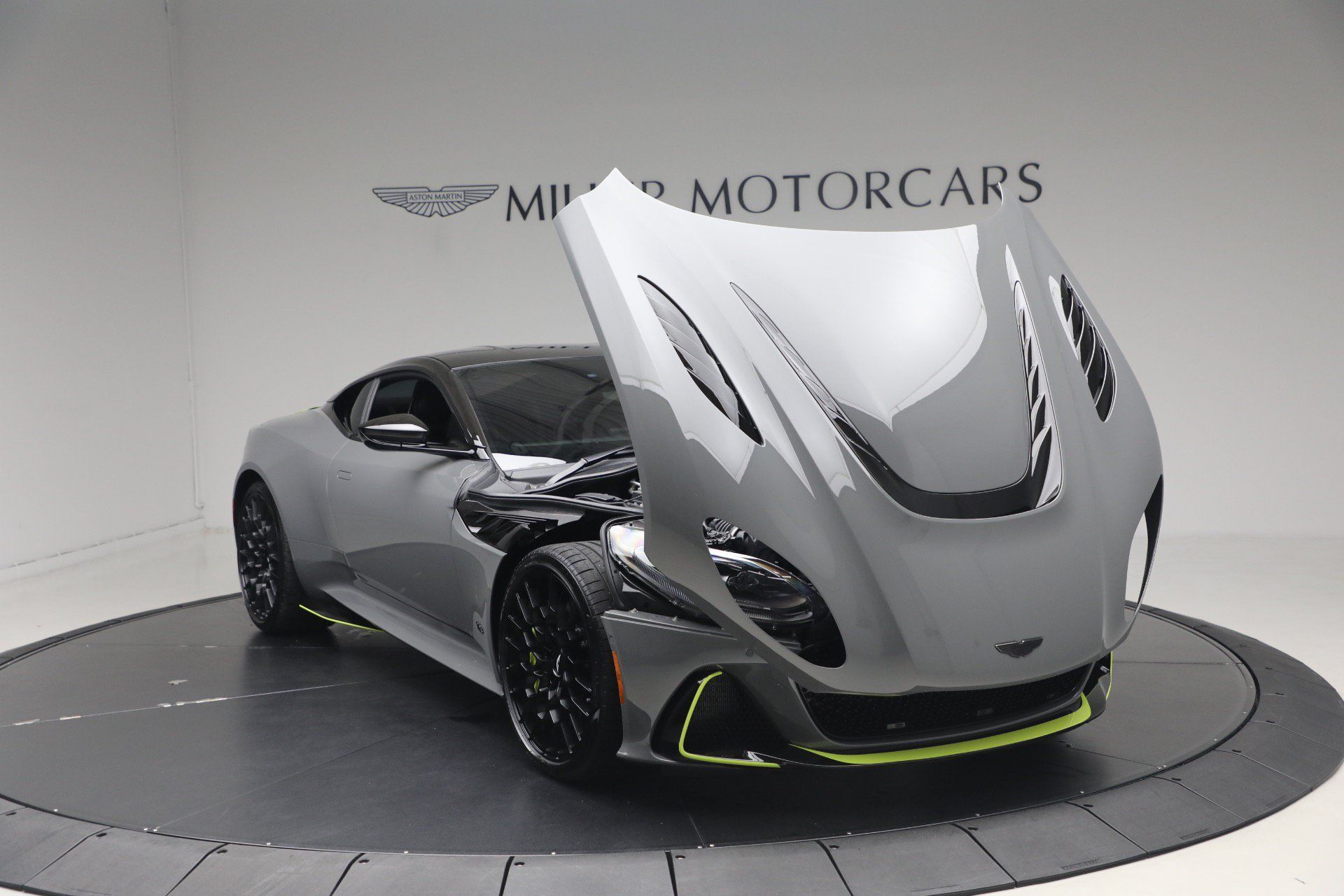 Used 2023 Aston Martin DBS Coupe RWD image 29