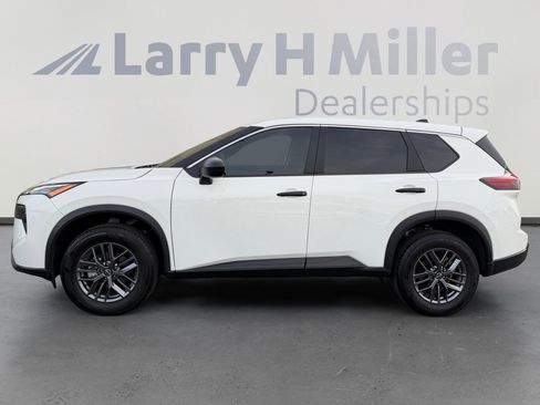 Used 2025 Nissan Rogue S image 2