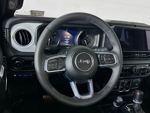Used 2025 Jeep Wrangler Sahara image 18