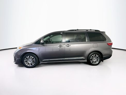 Used 2020 Toyota Sienna XLE w/ XLE Navigation Package FWD image 4