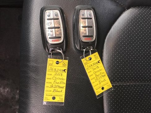 Used 2018 Chrysler Pacifica Touring-L w/ Premium Audio Group image 35