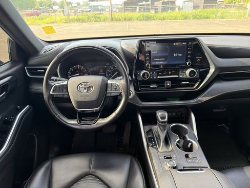 Used 2021 Toyota Highlander XSE AWD/4WD image 17