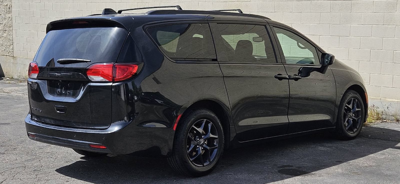 Used 2020 Chrysler Pacifica Touring-L Plus FWD image 5