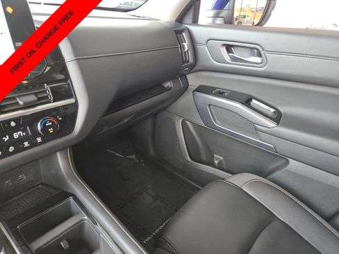 Used 2025 Nissan Pathfinder SL FWD image 29