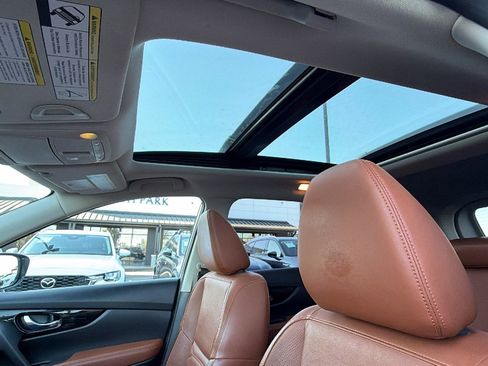 Used 2018 Nissan Rogue SL w/ Premium Package image 16