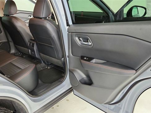 Used 2025 Nissan Rogue SV image 37