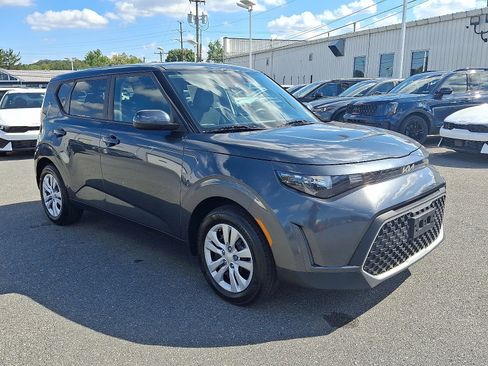 Used 2023 Kia Soul LX image 3