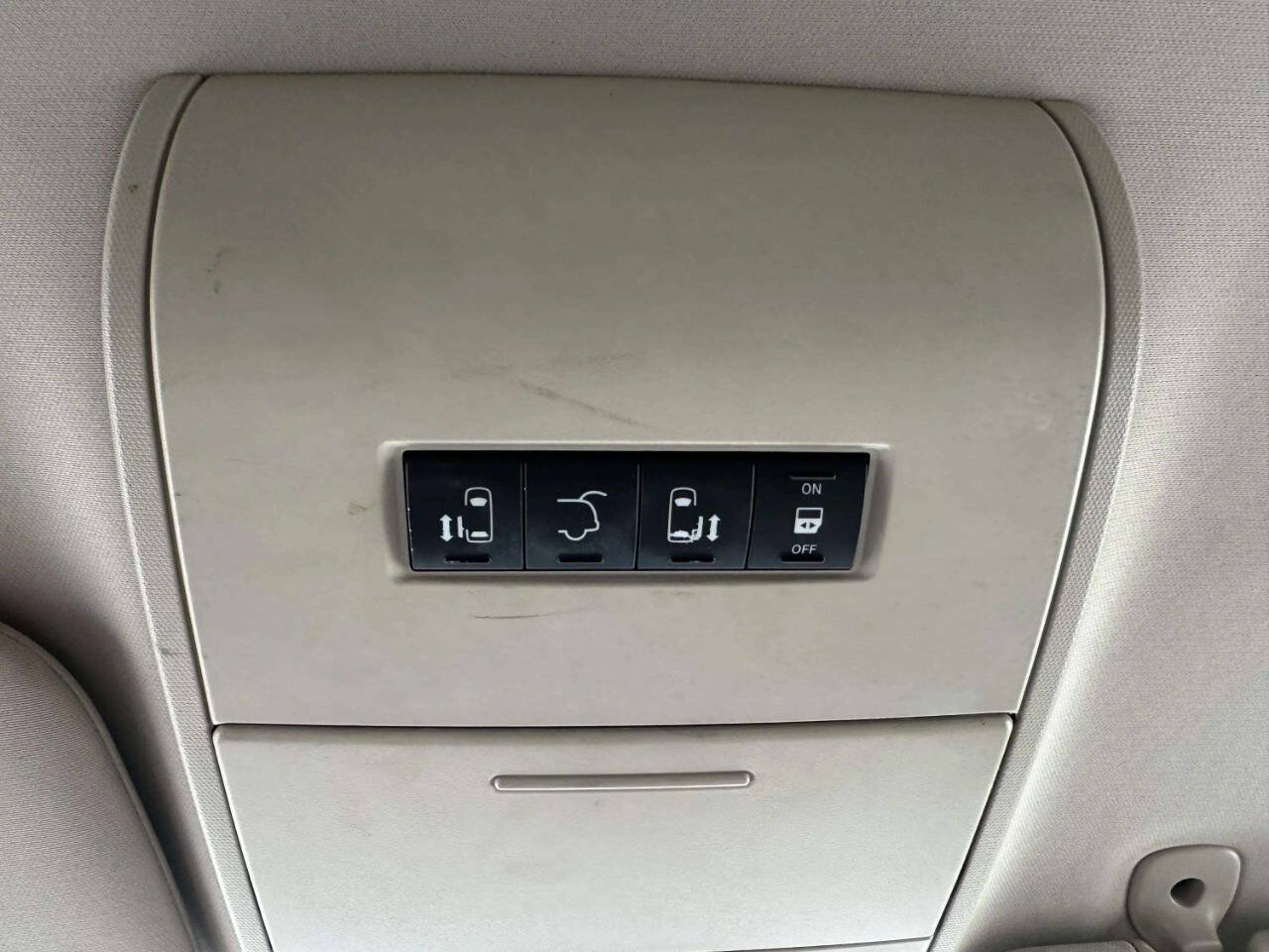 Used 2014 Chrysler Town & Country Touring FWD image 35