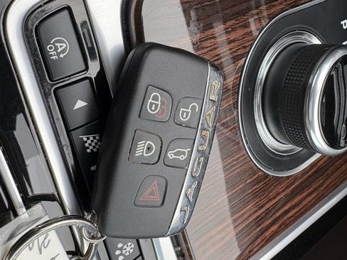 Used 2018 Jaguar F-PACE Prestige image 4