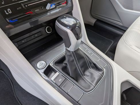 Used 2023 Volkswagen Tiguan SE image 12